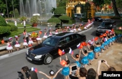 В’єтнамські діти вітають Путіна після його прибуття до президентського палацу в Ханої, 12 листопада 2013 року