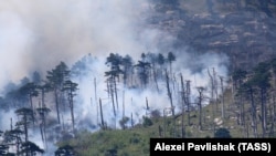 Задымление в результате пожара в районе села Васильевка Гурзуфского лесничества, иллюстрационное фото