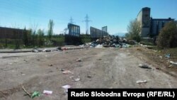 Дива депонија на влезот во Тетово.
