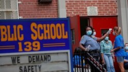 Mjerenje temperature učenicima na ulasku u školu u New Yorku