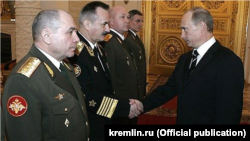 Генерал Николай Ткачев (сол жақта) Владимир Путинмен кездесу кезінде. (Мұрағаттағы фотосурет.)