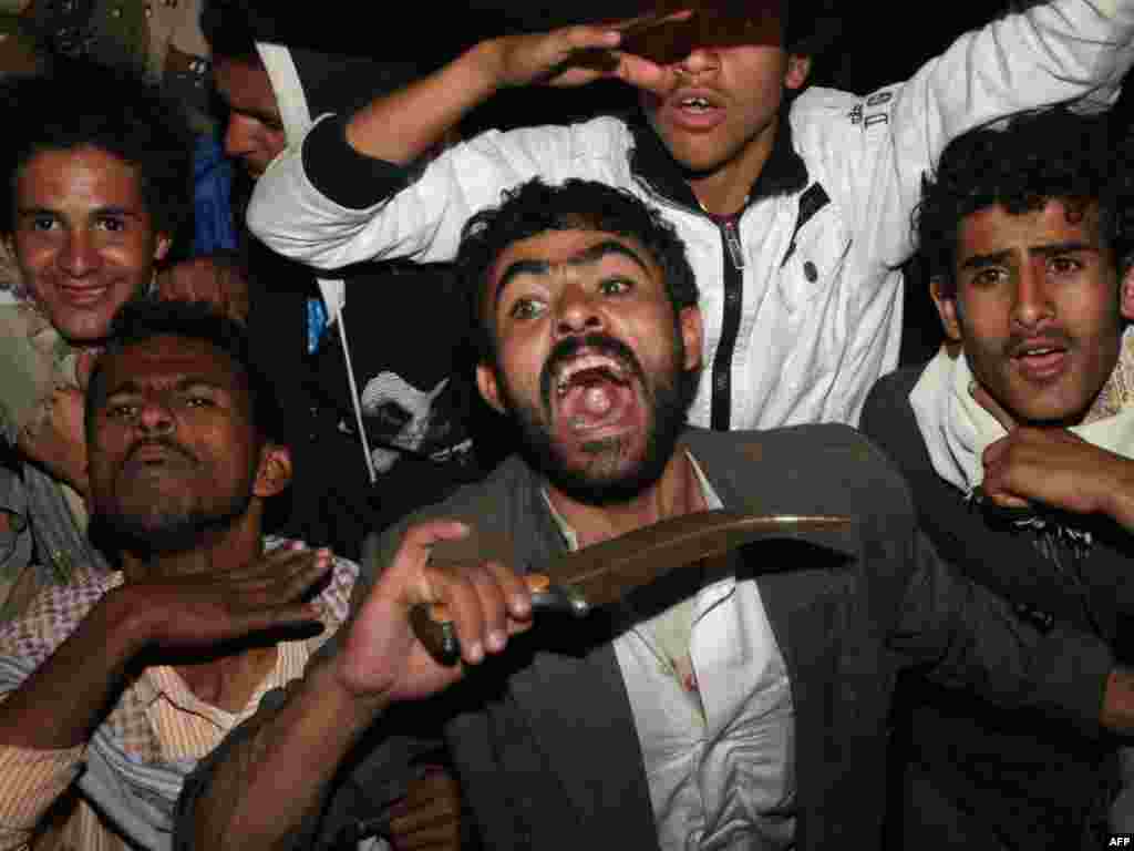 Yemeni anti-government protesters in Sanaa react after President Ali Abdullah Saleh signed a deal to transfer power. (AFP/Mohammed Huwais) &nbsp; 
