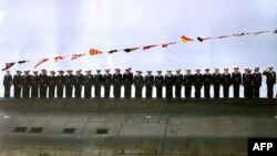 "Курск" экипажы қайық үстінде сап түзеп тұр. 30 шілде 2000 жыл.