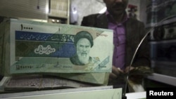 عملة إيرانية في محل لتصريف العملة بكربلاء
