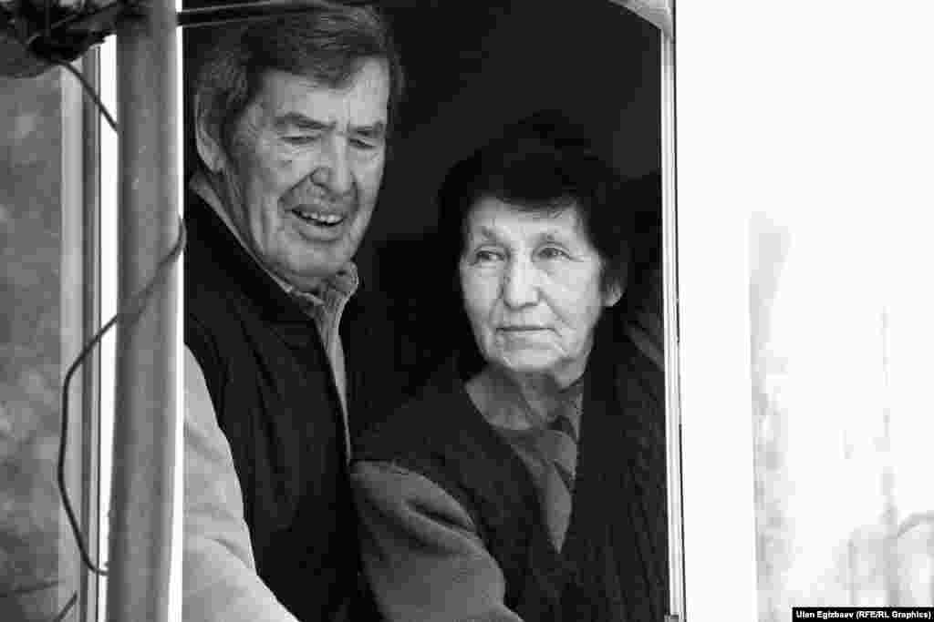 Александра и Ирину стариками не назовешь, но попали они сюда из-за ограниченных возможностей здоровья. Здесь они и встретились. Сын Александра уехал в Россию и больше не дает о себе знать. 