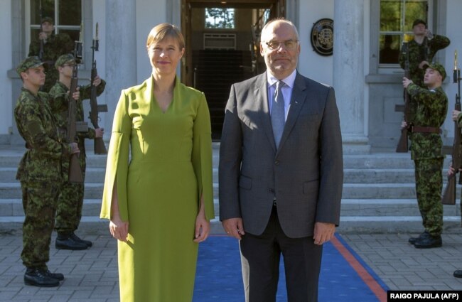 Діючий президент Естонії Керсті Кальюлайд і новообраний естонський президент Алар Каріс. Таллінн, 31 серпня 2021 року