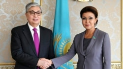 Вступивший в должность президента Касым-Жомарт Токаев обменивается рукопожатием с Даригой Назарбаевой, которая стала спикером сената в день отставки своего отца, Нурсултана Нуразарбаева. Астана, 20 марта 2019 года.