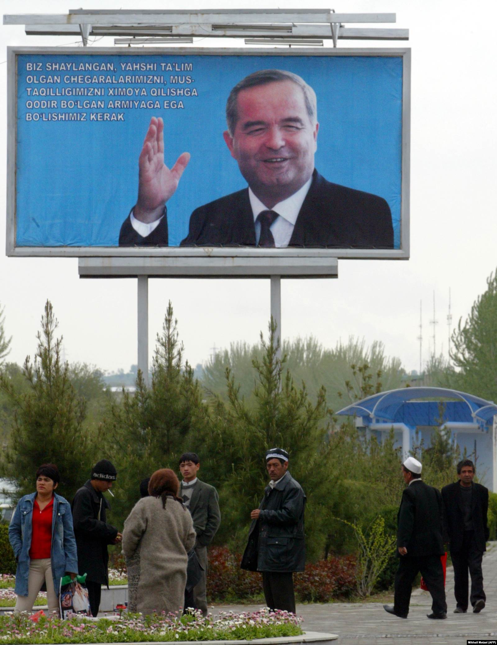 Әндіжан көшесінде ілініп тұрған сол кездегі Өзбекстан президенті Ислам Каримовтің (1938-2016) билборды. Каримов  Әндіжан оқиғасын тәуелсіз тергеуге мұрсат бермеді.  