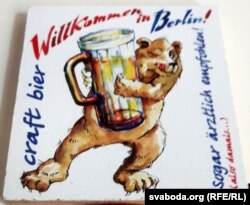 Адзін з бэрлінскіх сувэніраў аўтарства Алеся Сурава, які зроблены для паба