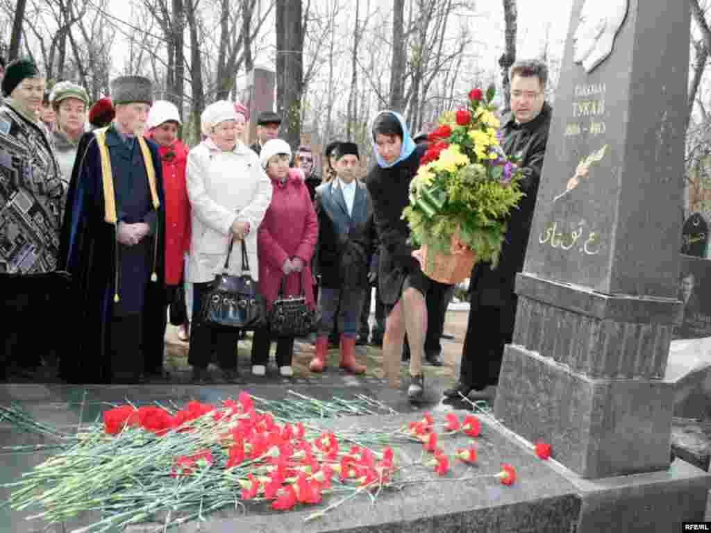 Татарстан язучылар берлеге рәисе Илфак Ибраһимов Тукай каберенә чәчәк бәйләме сала