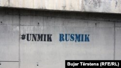 Një grafit në Prishtinë kundër misionit të UNMIK-ut.