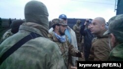 Правоохранители пытаются оттеснить участников акции гражданская блокада Крыма от поврежденных ЛЭП, которые блокируют активисты