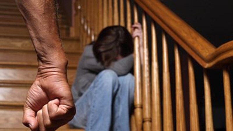 Пандемијата го зголеми семејното насилство 
