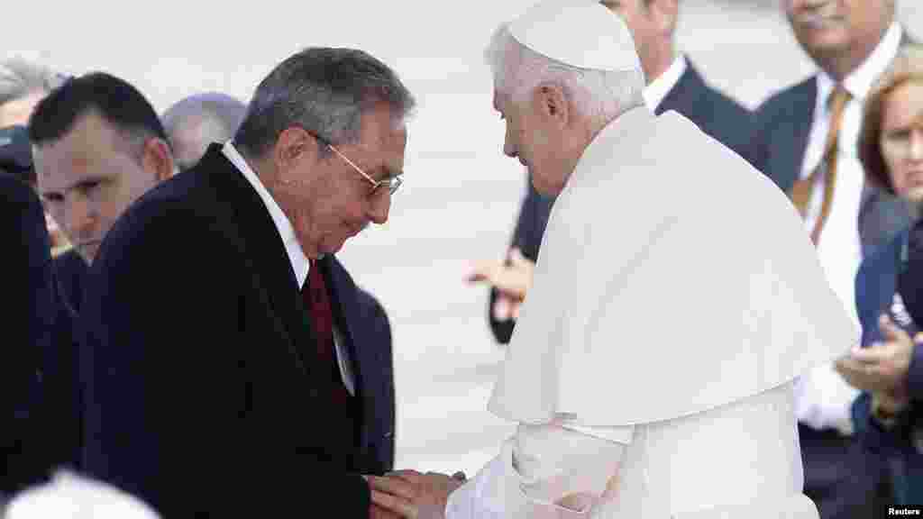 Кубинский президент Рауль Кастро встречает Папу Бенедикта XVI в аэропорту Антонио Масео, Сантьяго-де-Куба