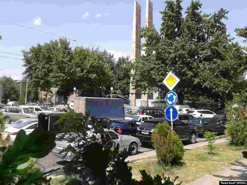 Дар пайи ташрифи Навоз Шариф, сарвазири Покистон ҷодаҳои мошингарди шаҳри Душанбе рӯзи 18-уми июн чанд муддат баста ва тамба шуд, ки боиси пиёда рафтани сокинон гардид.