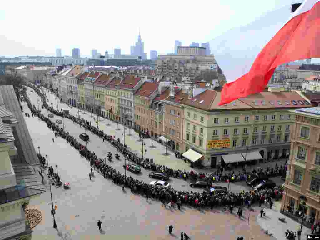 Працэсія з труной першай лэдзі Марыяй Качыньскай кіруецца да прэзыдэнцкага палацу ў Варшаве