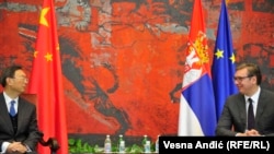 Yang Djiechi, directorul Comisiei Centrale pentru Afaceri Externe din cadrul Partidului Comunist chinez (stânga), s-a întâlnit cu președintele Vucic în octombrie 2020, la Belgrad.