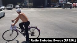 Илустрација: Човек вози велосипдед во Скопје