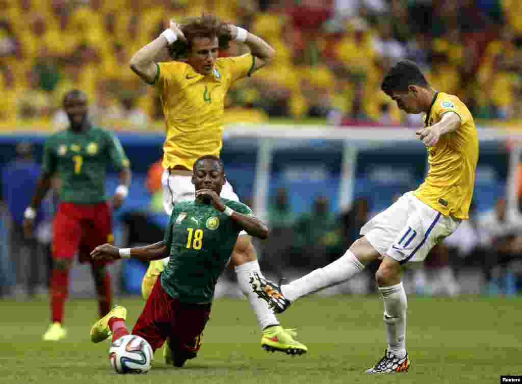 Kamerun-Braziliya 1:4. Kamerunlu Enoh Eyong rəqib futbolçuları ilə top uğrunda mübarizə aparır.