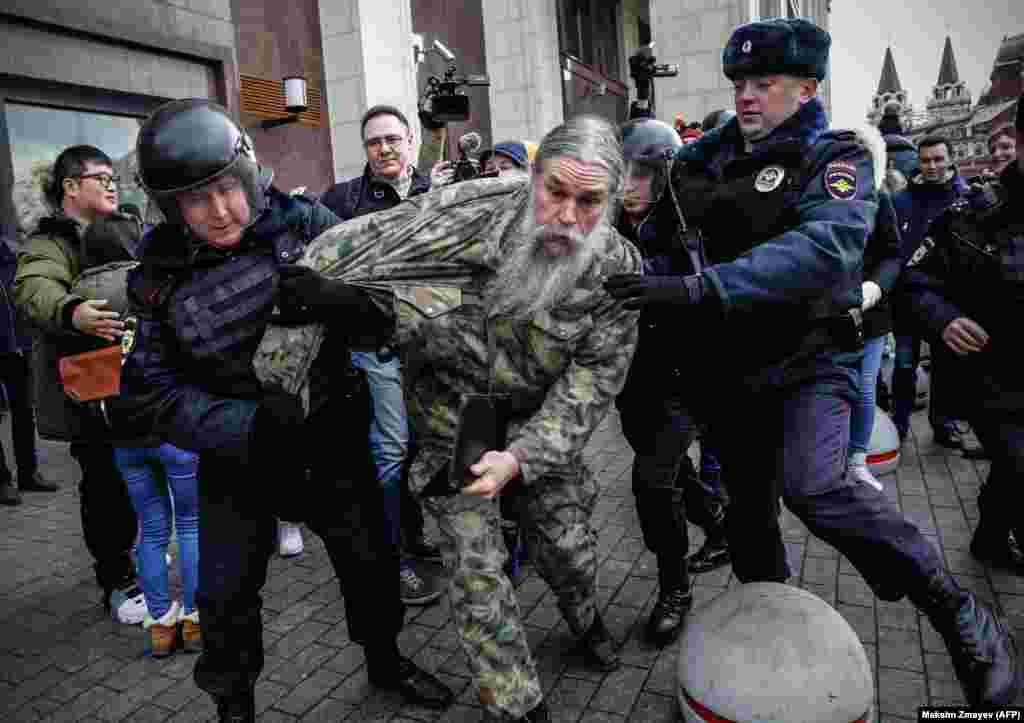 Russian riot police detain an opposition activist during an antigovernment rally in central Moscow on November 5. (AFP/Maksim Zmeyev)