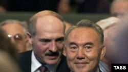 Belarusian President Alyaksandr Lukashenka (left) and Kazakh President Nursultan Nazarbaev will hold talks ahead of the summit.