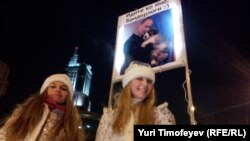 Автопробег "За Путина" в Москве. Девушки танцуют под песню "Такой как Путин", 18 февраля 2012