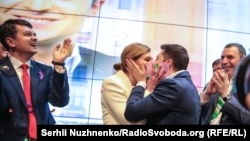 Володимир Зеленський обнімає свою дружину після оголошення даних екзит-полів