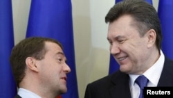 Президент России Дмитрий Медведев и президент Украины Виктор Янукович (слева направо), 2010