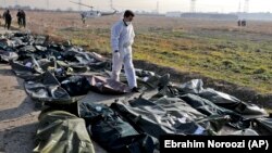 صحنهای از جمعآوری اجساد قربانیان سرنگونی پرواز ۷۵۲، ۱۸ دی ۹۸
