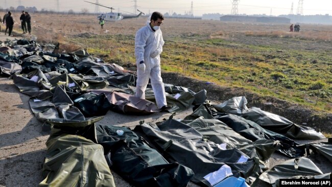 صحنه‌ای از جمع‌آوری اجساد قربانیان سرنگونی پرواز ۷۵۲، ۱۸ دی ۹۸