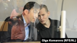 Евгений Ерофеев (слева) и Александр Александров в суде, 10 ноября 2015 года