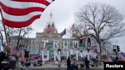 ԱՄՆ - Կարանտինի երկարաձգման դեմ բողոքի ցույցը Միչիգան նահանգի Լանսինգ քաղաքում, 15-ը ապրիլի, 2020թ.