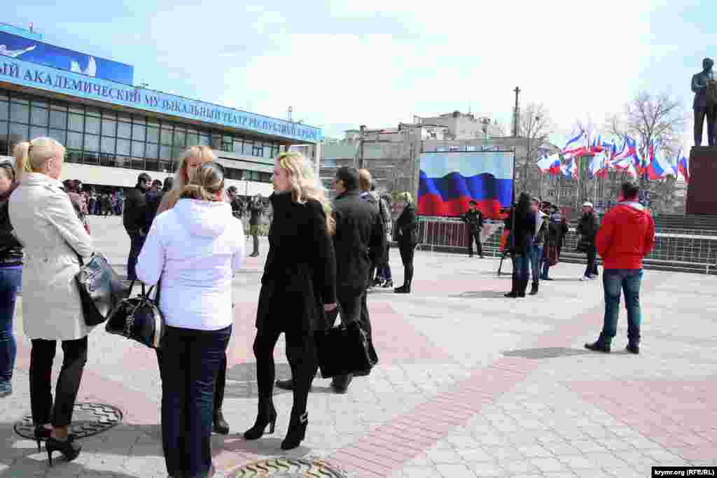 В Симферополе экран с трансляцией поставили на центральной площаде города