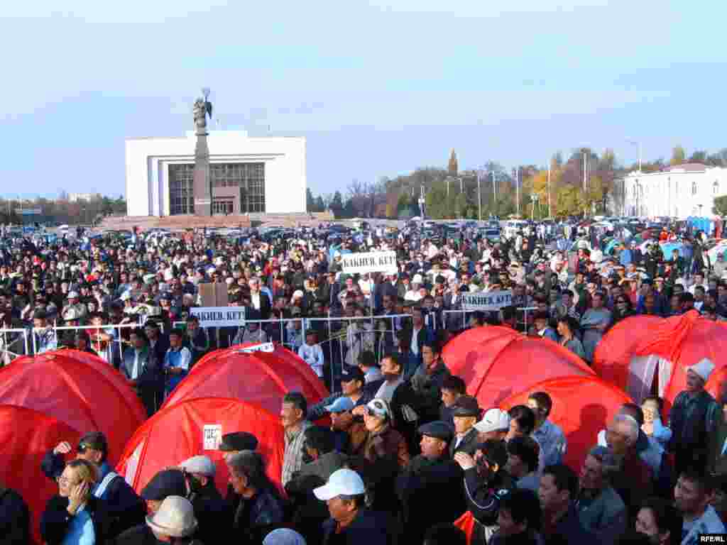 Demonstrators in Bishkek on November 6 (RFE/RL) - The demonstrators marched through Bishkek and gathered outside the main government building.