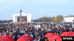 Ряды участников бессрочного митинга оппозиции не редеют