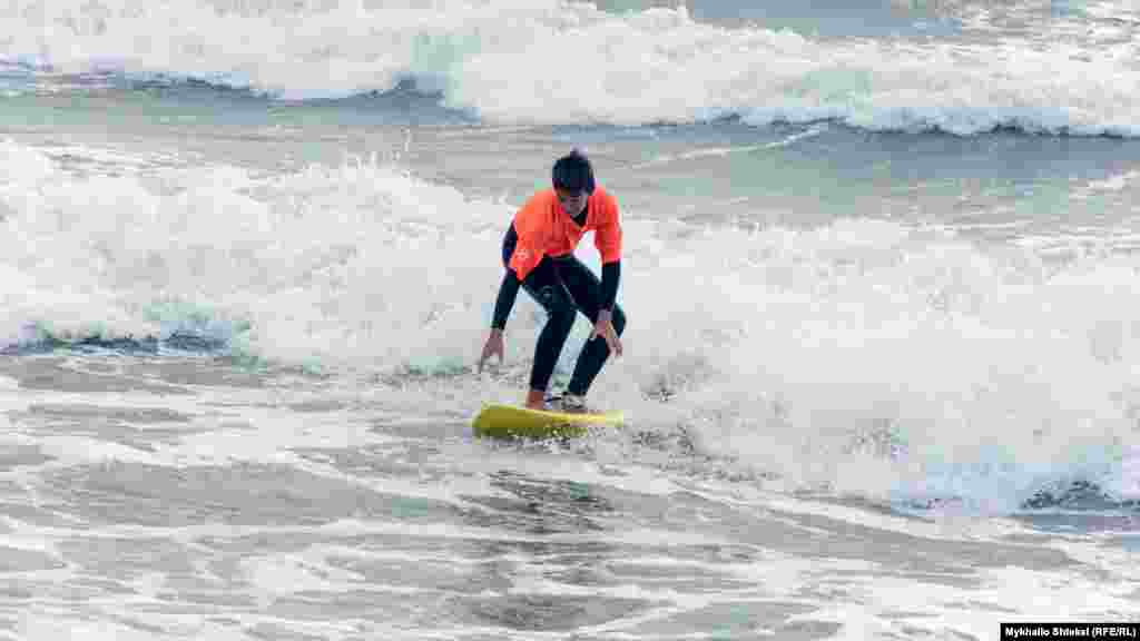 Денису Михайлову 14 років, серфінгом він займається тільки рік