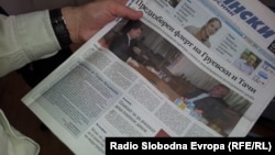 Уредничката на Утрински весник Соња Крамарска ми се извинува на претседателот на Собранието Трајко Вељаноски на насловната страна на нејзиниот весник.