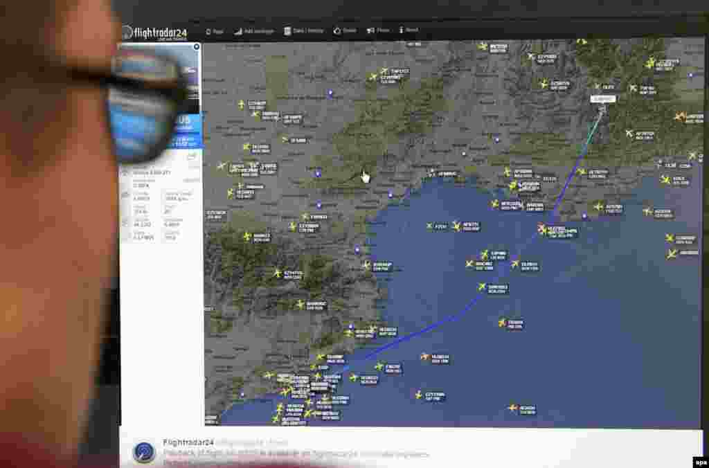 Operater gleda u ekran koji pokazuje mjesto pada Airbusa A320.