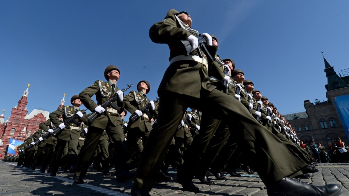 The victory march. 9 Мая 1945 года. Военная фотография на 1000 человек. Солдаты России 15 человек на красной площади. Плащ военный.