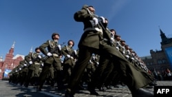 Россия - Военнослужащие российской армии во время парада на Красной площади в Москве по случаю Дня Победы, 9 мая 2013 г.