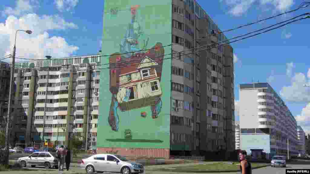The artists had access to some 40 locations, including apartment buildings, bridges, and fences, totaling about 10,000 square meters of paintable surfaces. 