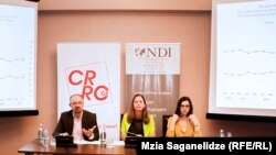 В опросе, который проводился с 8 августа по 10 сентября, приняли участие около 4,5 тысяч человек. Его результаты на пресс-конференции в Тбилиси презентовала директор грузинского представительства NDI Лора Торнтон