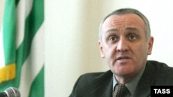 После пресс-конференции президент пригласил журналистов, "у кого есть время", на чаепитие в свой кабинет