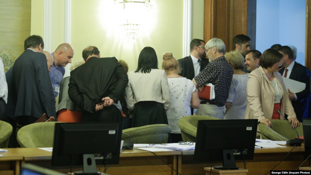 Funcționari în România. În această imagine din 2017, mai mulți funcționari și parlamentari dezbat legea salarizării în sistemul public. 