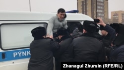 Полицейские задерживают жителя Актобе Сагындыка Бекеева на месте проведения митинга, 1 марта 2020 года. 