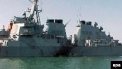 Эсминец «Коул» (USS Cole) после нападения на него в октябре 2000 года.