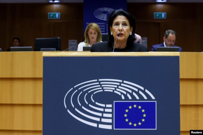 Zurabishvili parla durante la sessione plenaria del Parlamento europeo a Bruxelles il 31 maggio.