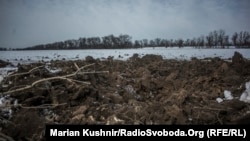 Воронки на месте обстрелов в районе Авдеевки