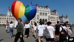 Під час одного з протестів проти «закону проти ЛГБТ» біля будівлі парламенту Угорщини, Будапешт, 8 липня 2021 року