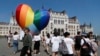 LGBT aktivisti na protestu zbog zakona pred Parlamentom u Budimpešti, juli 2021